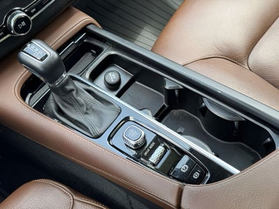 2020 Volvo XC90 T6 Momentum