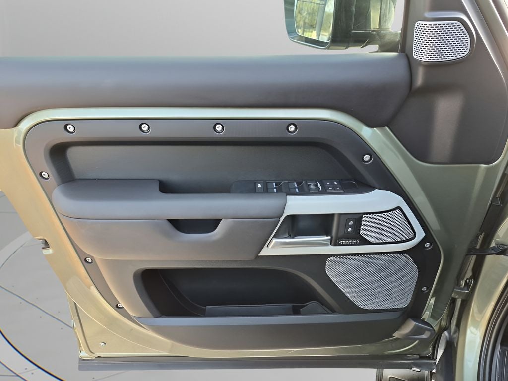 2024 Land Rover Defender 130 X-Dynamic SE