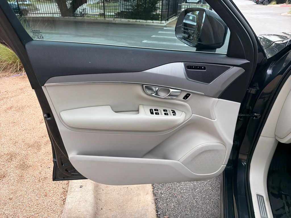 2022 Volvo XC90 T5 Momentum