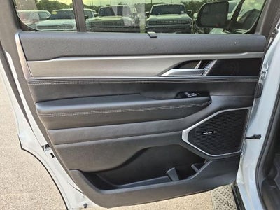 2023 Jeep Wagoneer 4x2